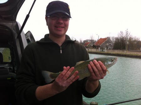 Valentin nous fait la surprise de nous sortir du canal une truite de 48 cm ! Mars 2012